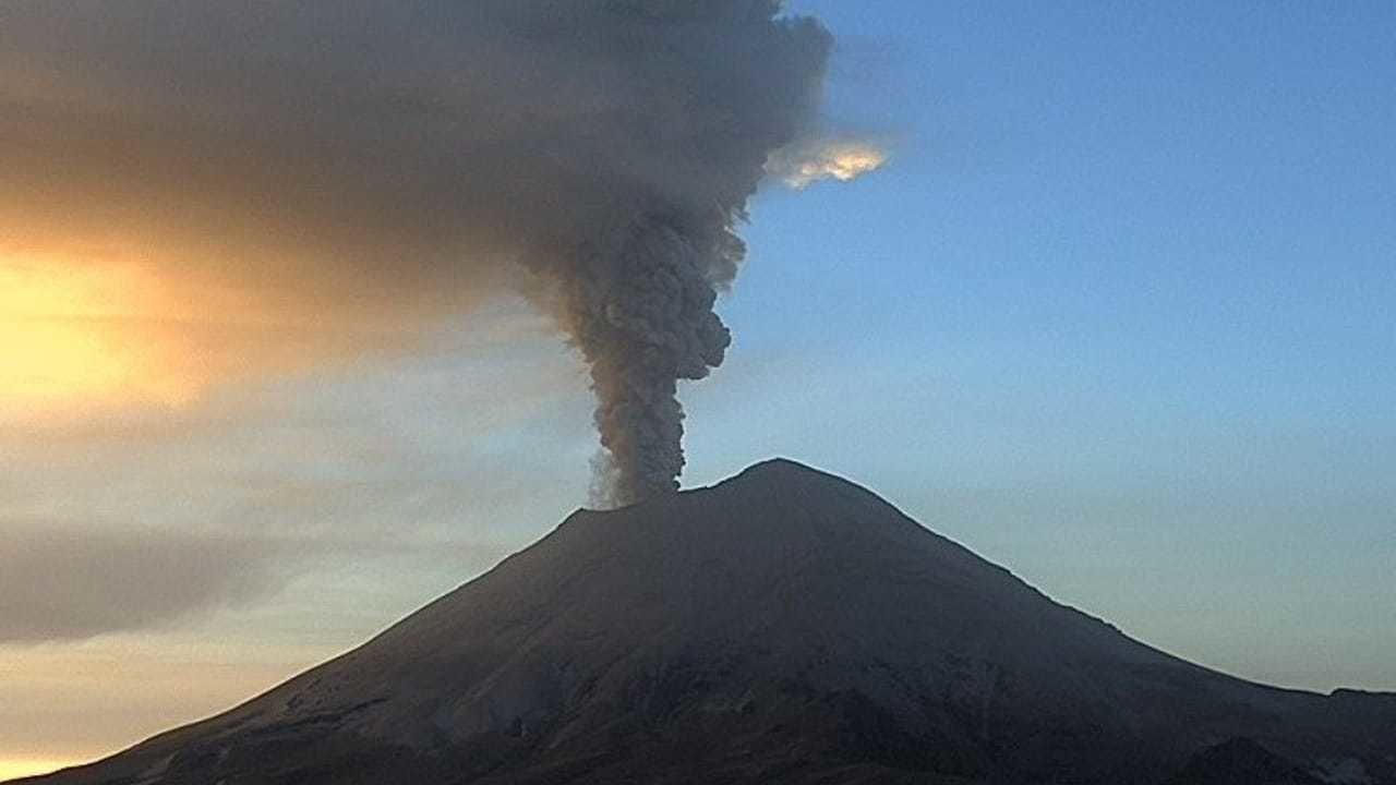 ¡Goyo emite cenizas! Actividades en el aeropuerto de Puebla en constante cambio. Foto: PC Puebla