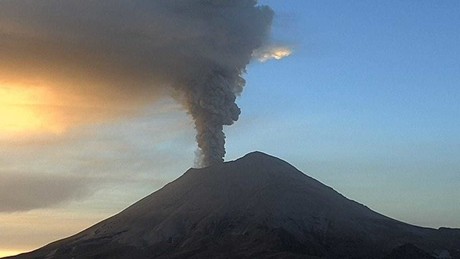 ¡Goyo emite cenizas! Actividades en el aeropuerto de Puebla en constante cambio