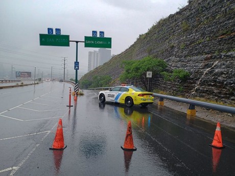 Implementan cierres viales por lluvia en Monterrey