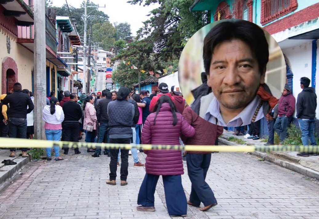 Gente amontonada en la zona donde fue asesinado el sacerdote. Foto: Canva - El Sol Tlaxcala - López Dóriga Digital.