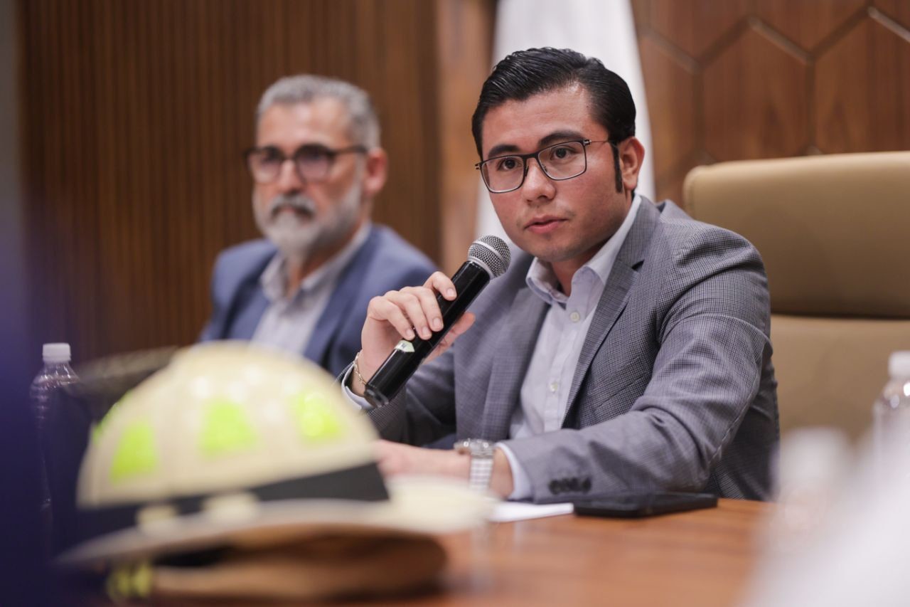 El alcalde aprovechó la ocasión para agradecer a los ciudadanos que forman parte del Consejo y a representantes de corporaciones de Protección Civil presentes. Foto: Gobierno de Juárez.