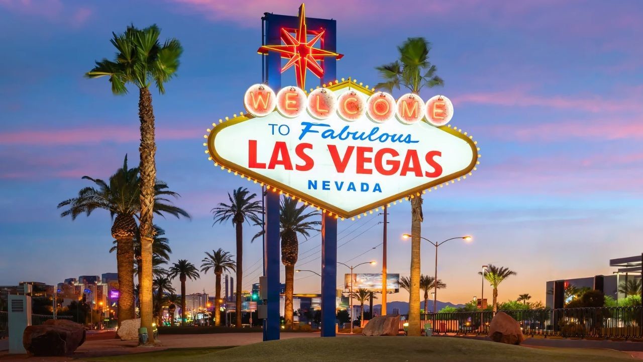 Descubre cómo disfrutar al máximo tu visita al cartel de bienvenida de Las Vegas. Foto: Canva.