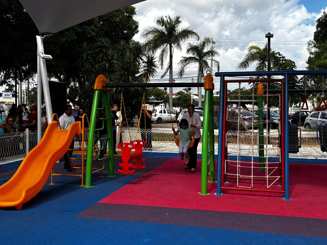 Como parte de un programa, vecinos de Yucalpetén disfrutaron las mejores que se le realizaron a un parque de la zona.- Foto de Alejandra Vargas