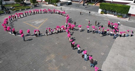 Mujeres de Nezahualcóyotl crean moño humano rosa para concientizar sobre cáncer