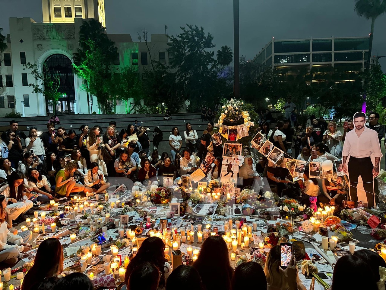 Fans de One Direction rinden tributo a Liam Payne en la Macroplaza de Monterrey