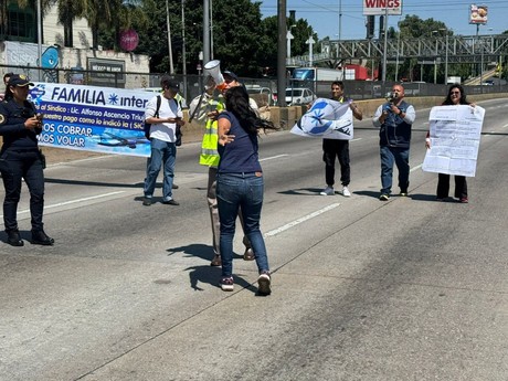 Ex trabajadores de Interjet cierran acceso al AICM en demanda de pagos