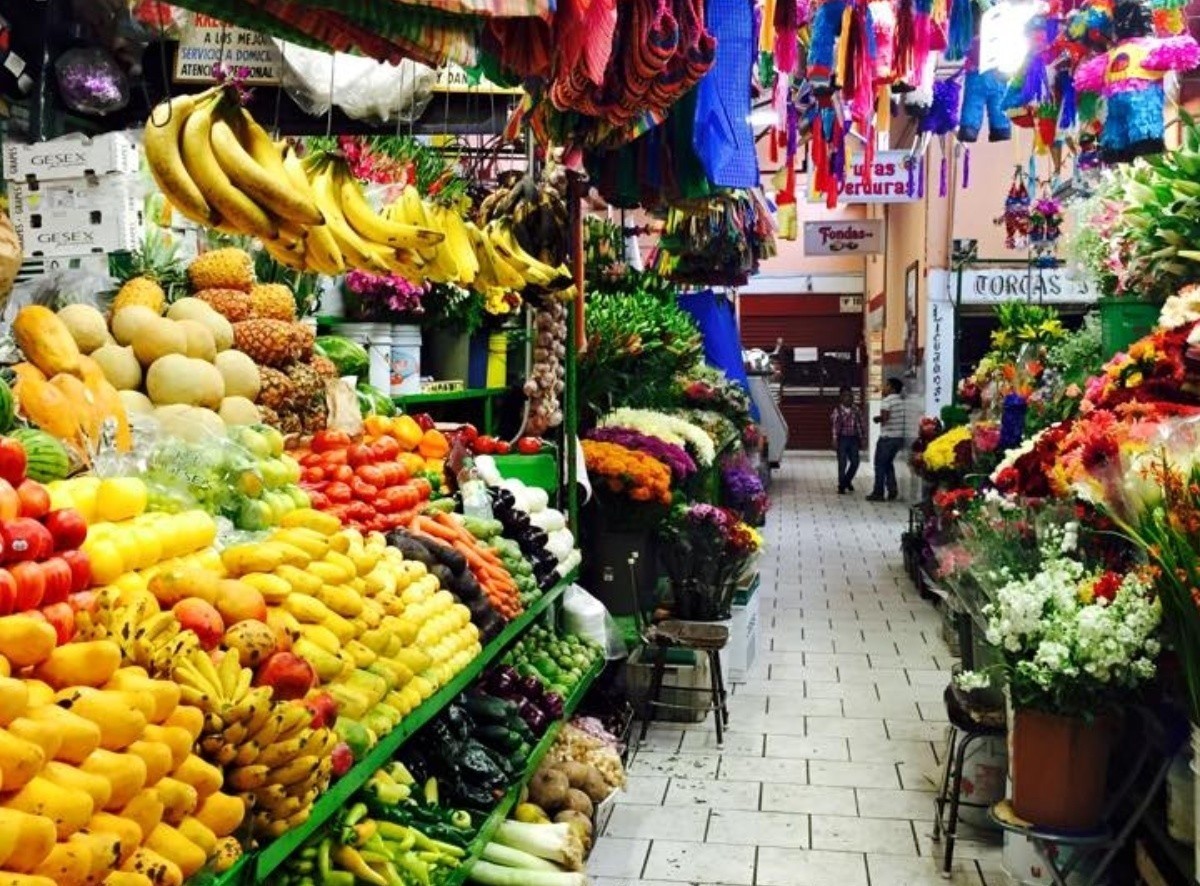 Frutas y articulos diversos que se venden en los mercados más populares de Monterrey. Foto: Top Adventure.