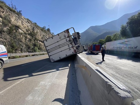 Reportan tráfico en los chorros 57 por volcadura