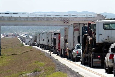 Largas filas en la autopista Monterrey-Nuevo Laredo causan pérdidas millonarias