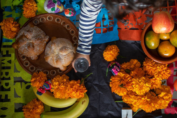 El Agua y el pan de muerto son algunos de los alimentos que se colocan en el Altar de Muertos. Foto: Especial.