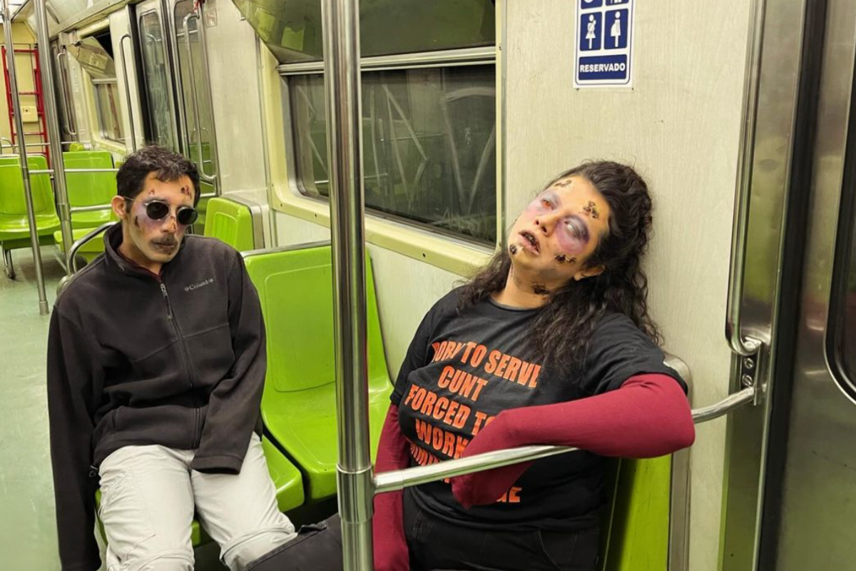 Personas caracterizadas de zombis para la conferencia en el Metro de la CDMX. Foto: @por.notrafico