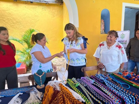 Así fue la reunión de Cecilia Patrón Laviada  con mujeres artesanas yucatecas