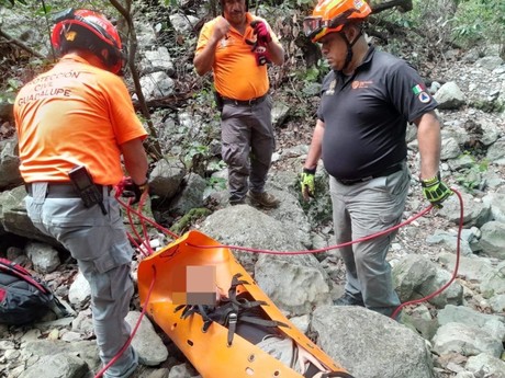 Protección Civil Nuevo León rescata mujer lesionada en cascadas del Cerro de la Silla