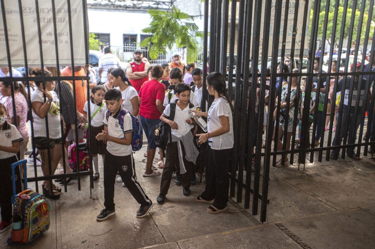 Estudiantes de Yucatán, regresan a clases tras el paso del huracán Milton en Yucatán. Foto: Segey