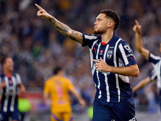 Lucas Ocampos festejando su gol anotado de penal ante Tigres en el Clásico Regio 139. Foto: MSN.