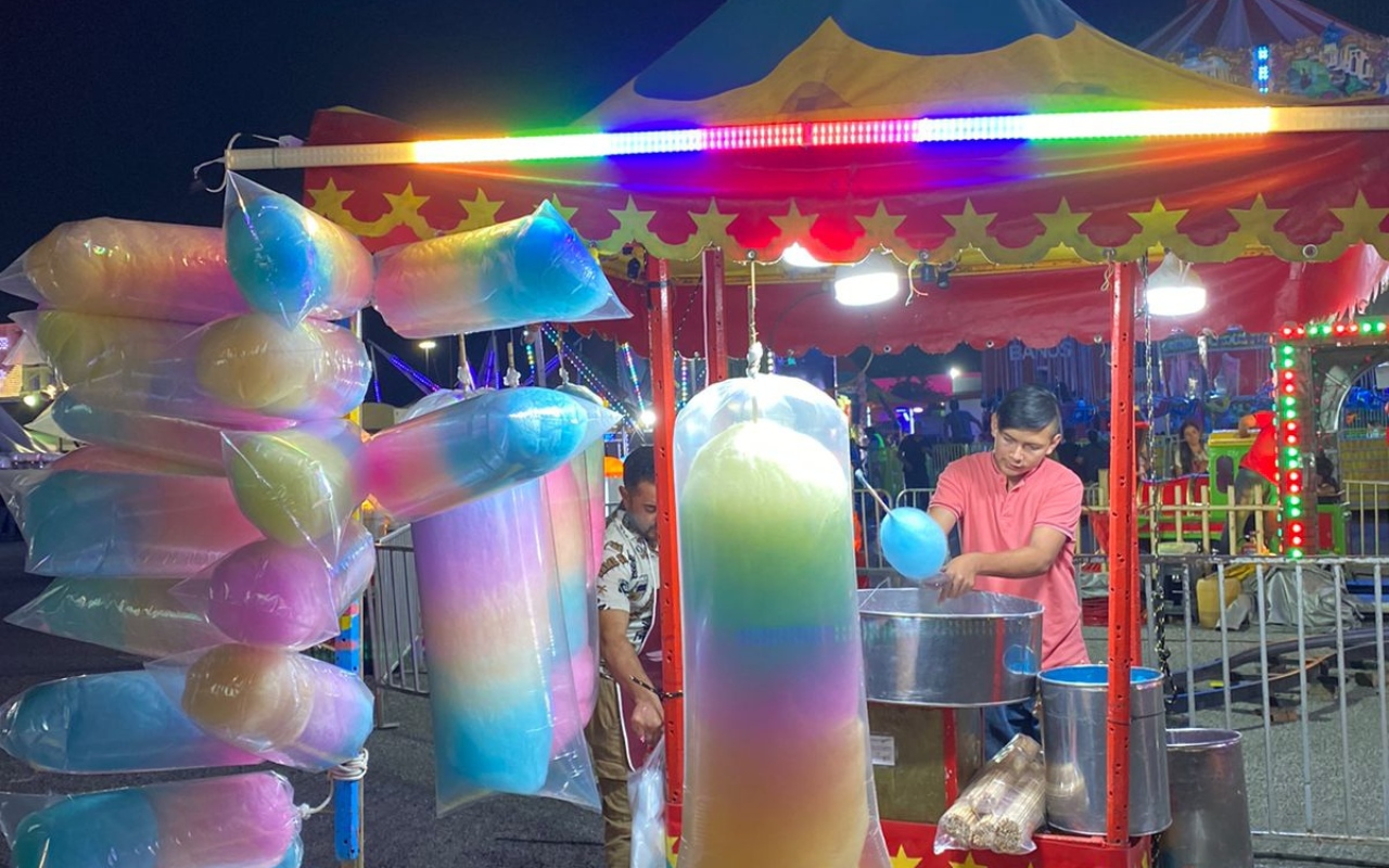 Si eres de antojo dulce ve y prueba estos ricos y gigantes algodones de azùcar. Foto: Sanju Pineda