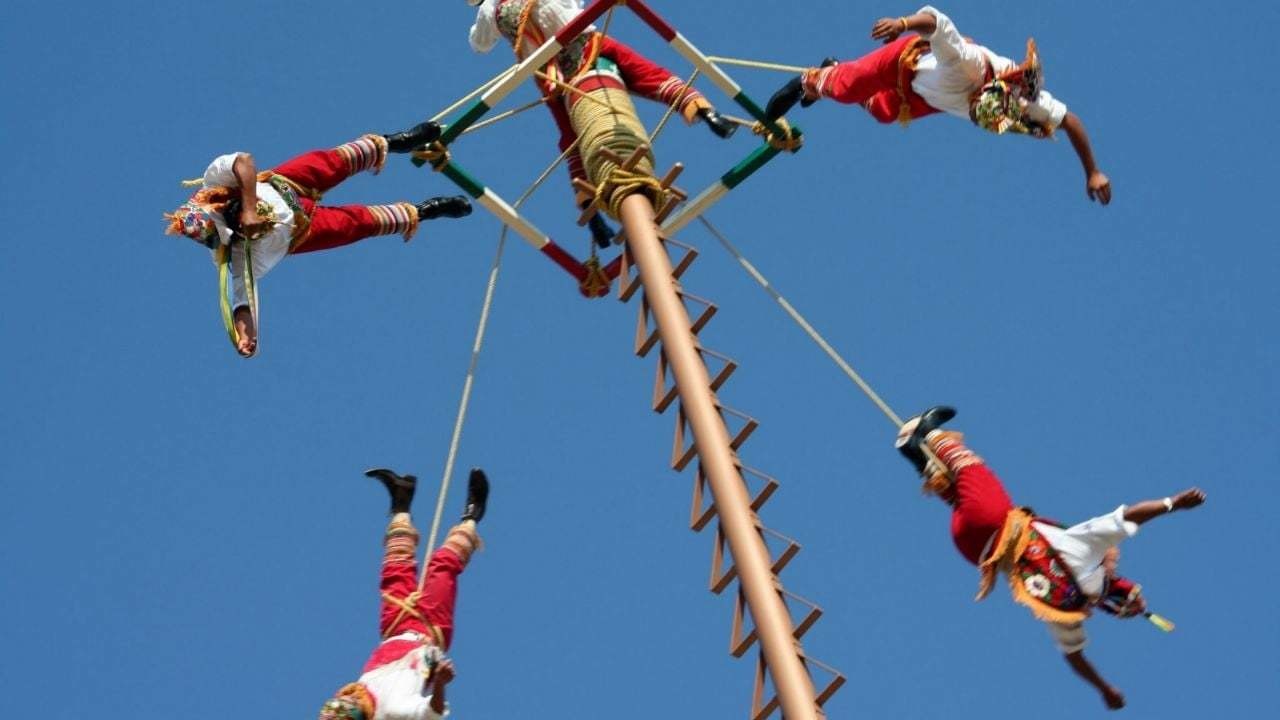 El ritual de los voladores es una danza asociada a la fertilidad ejecutada por varios grupos étnicos, no solo en México, como muchos pensamos, sino también en distintos departamentos de Guatemala, como Quiché y Chichicastenango. Foto: Redes sociales