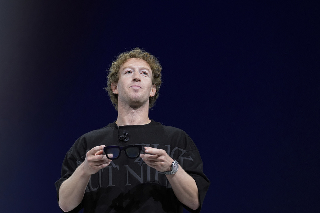 Mark Zuckerberg sostiene un par de gafas de realidad aumentada Orion en la conferencia Meta Connect, el 25 de septiembre de 2024, en Menlo Park, California. (AP Foto/Godofredo A. Vásquez, Archivo)