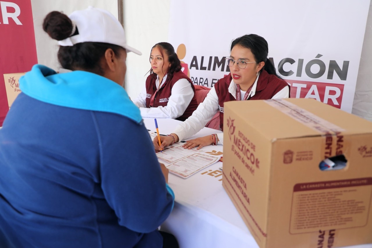 Las canastas alimentarias son entregadas a comunidades de alta marginación. Imagen: GEM