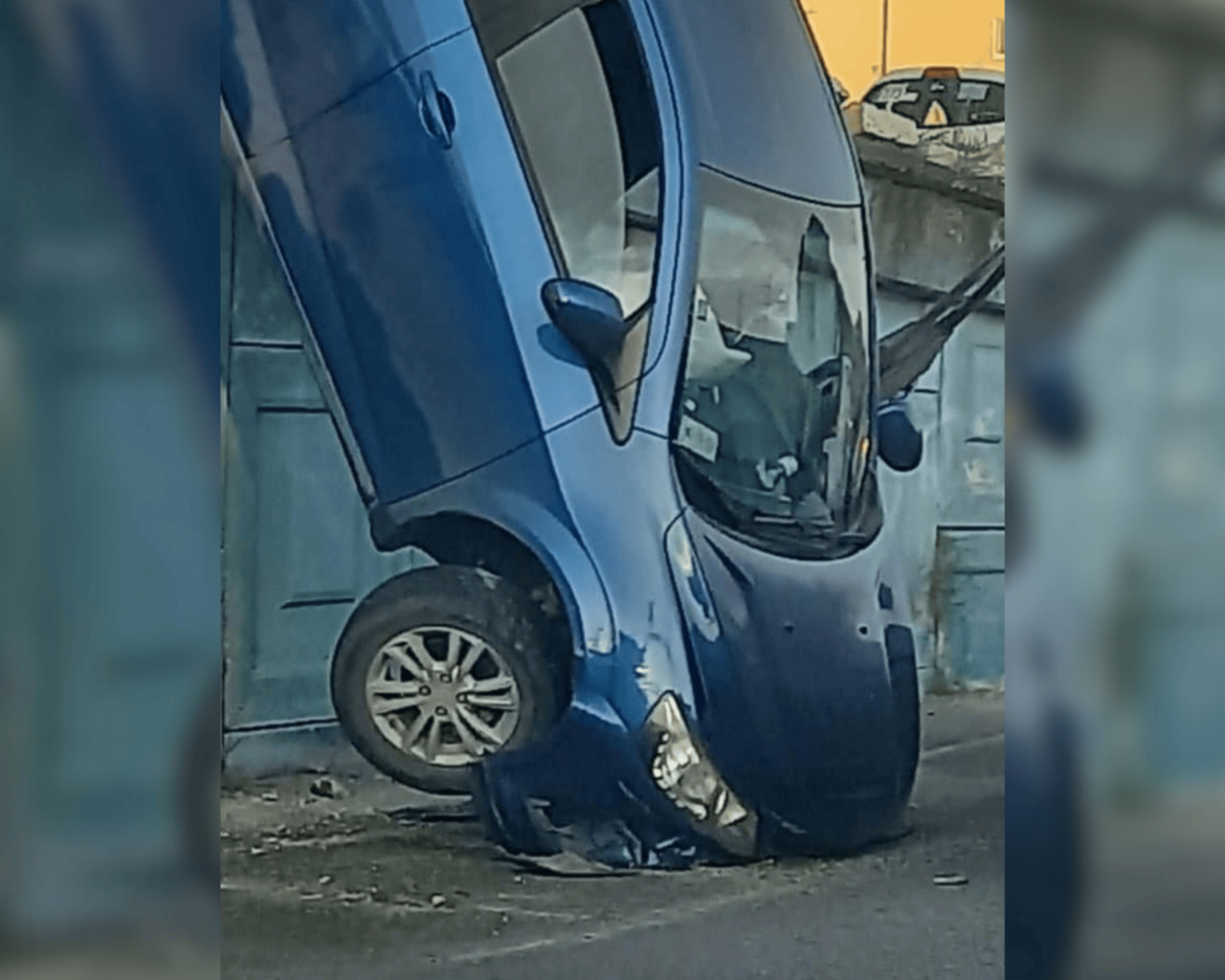 El conductor no supo controlar su vehículo, cayó al vacío pero su caída fue amortiguada al caer en otra camioneta. Foto: Axel Hassel