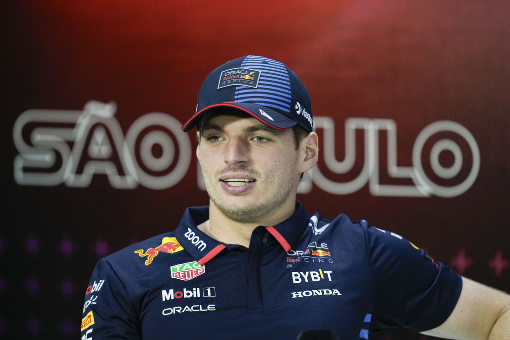 El piloto de Red Bull Max Verstappen, de los Países Bajos, habla durante una conferencia de prensa previa al Gran Premio de Brasil de Fórmula Uno en el autódromo de Interlagos en Sao Paulo, Brasil, el jueves 31 de octubre de 2024. (AP Foto/Andre Penner)