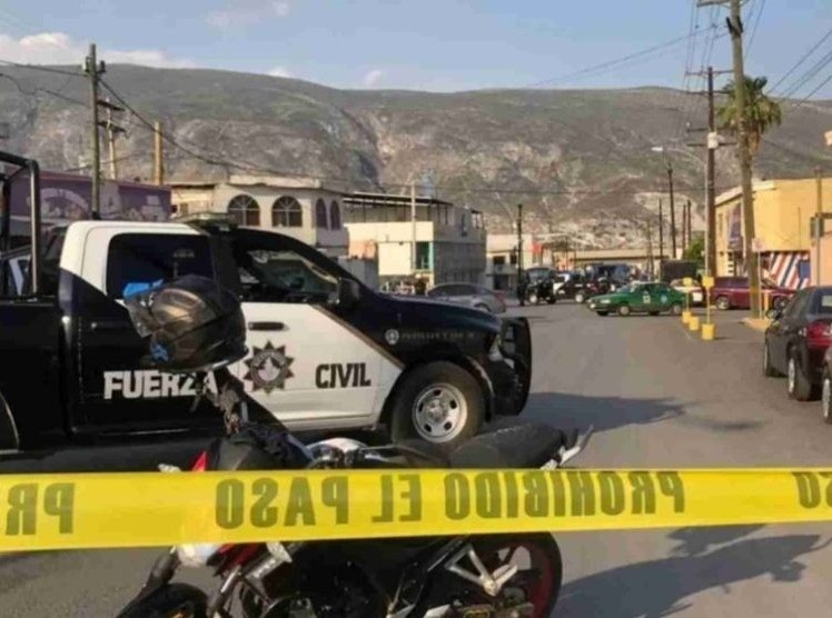 Elementos de Fuerza Civil en una colonia ante un hecho violento en Monterrey. Foto: Xpectro FM.