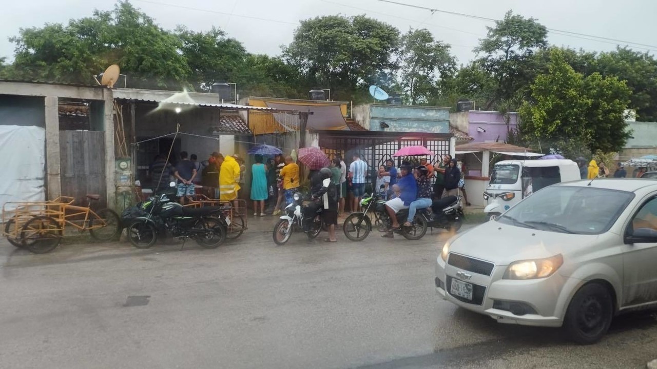 Gran curiosidad causó la apertura de un puesto de cochinita a pesar de que quedaron suspendidas las actividades no esenciales por el paso de “Milton”.- Foto de Telesur Yucatán