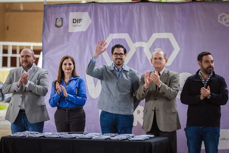 David de la Peña beneficia a estudiantes de Santiago con lentes graduados