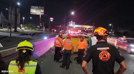 Vuelca taxi y deja daños materiales en Santa Catarina