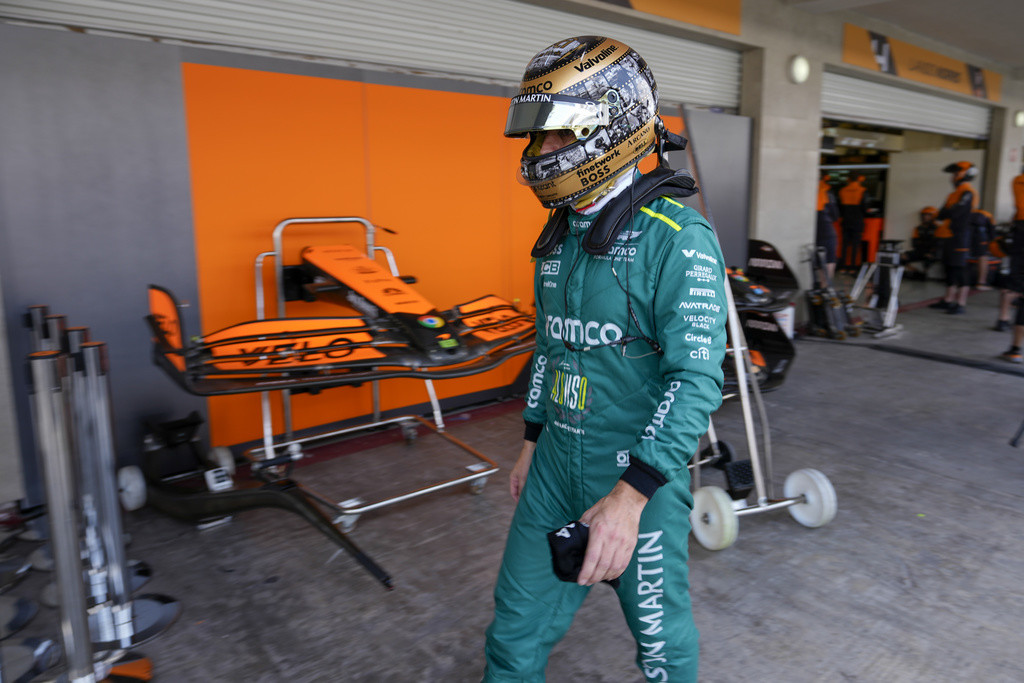 El español Fernando Alonso, piloto de Aston Martin, camina por los pits durante las prácticas para el Gran Premio de México, el sábado 26 de octubre de 2024 (AP Photo/Moises Castillo)