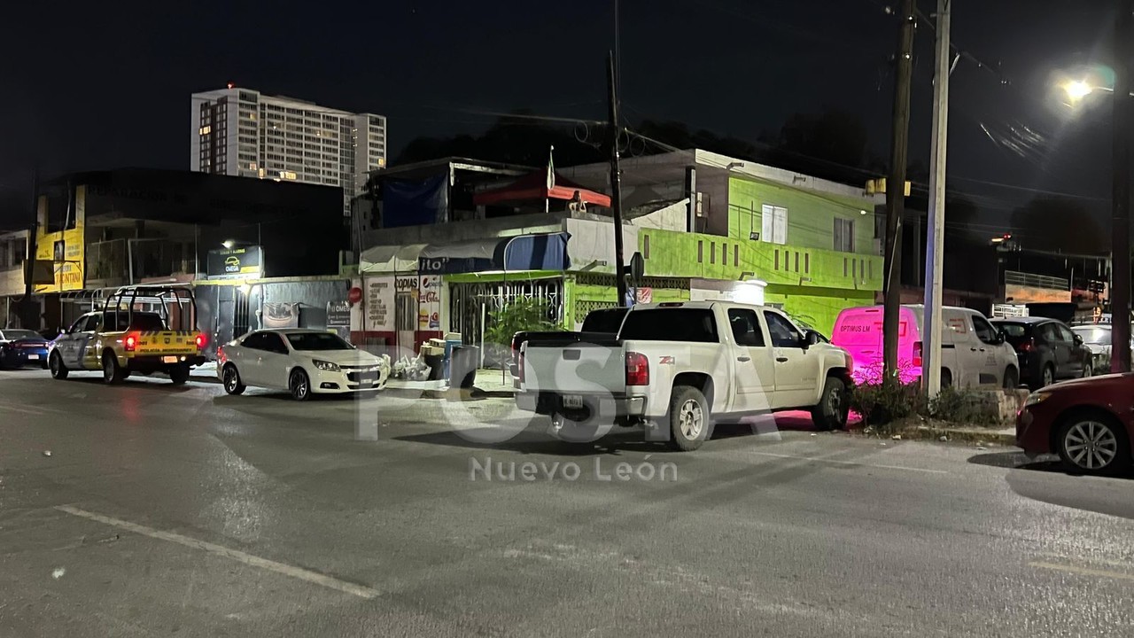 Policías de Monterrey y elemenots de la Fiscalía General de Justicia de Nuevo León afuera del domicilio. Foto: POSTA MX.