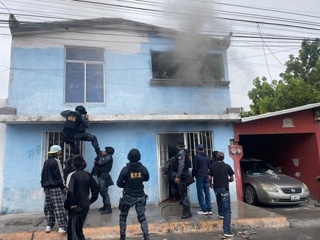 Policías rescatan a dos niñas de un incendio en la colonia Loma Linda