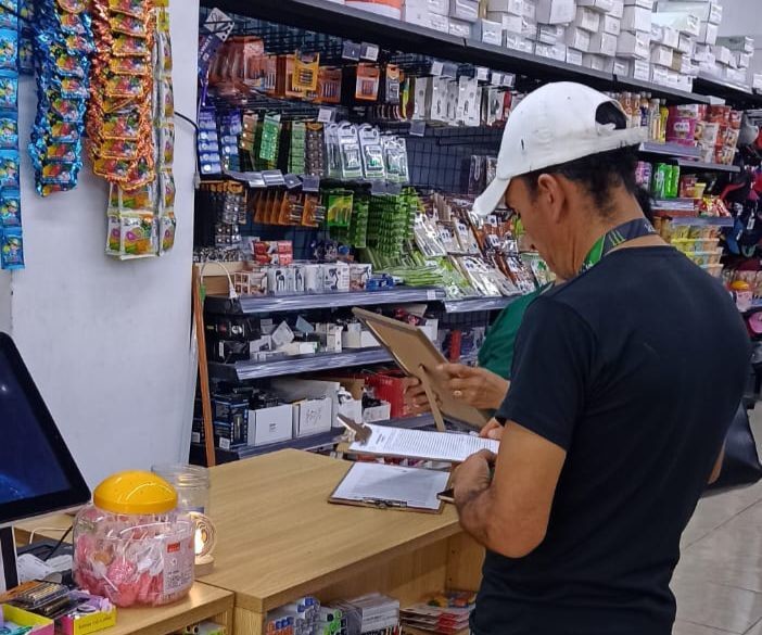 Inspectores revisan que comercios estén en la formalidad. Foto: Especial.