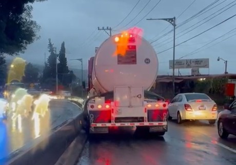 Conductor de pipa cargada con agua choca contra muro de concreto y huye