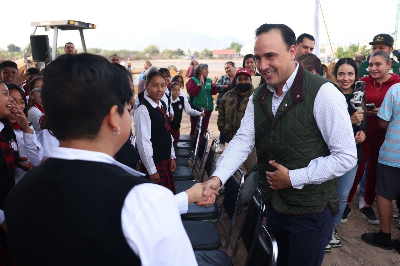 El gobernador Manolo Jiménez junto a estudiantes. (Fotografía: Gobierno de Coahuila)