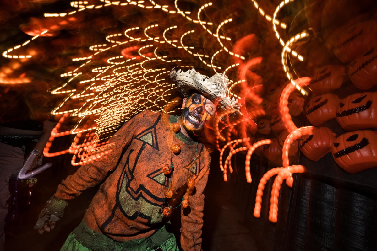 Persona disfrazada por Halloween en evento de terror. Foto: Six Flags México