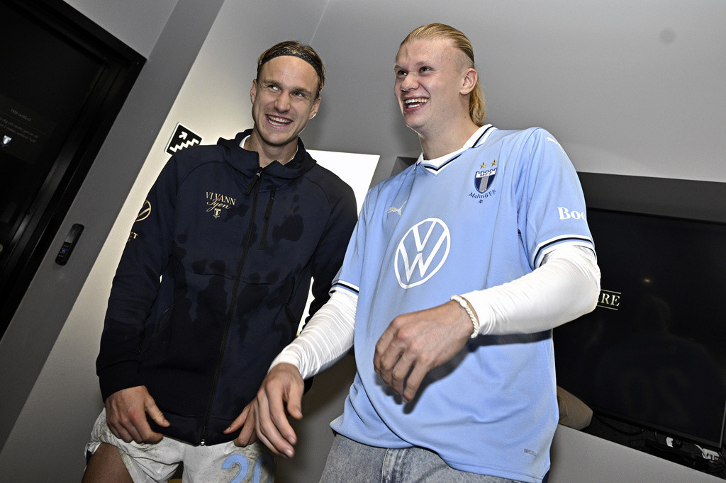 Erling Haaland (derecha), del Manchester City, y Erik Botheim, del Malmo. (Andreas Hillergren/TT News Agency via AP)