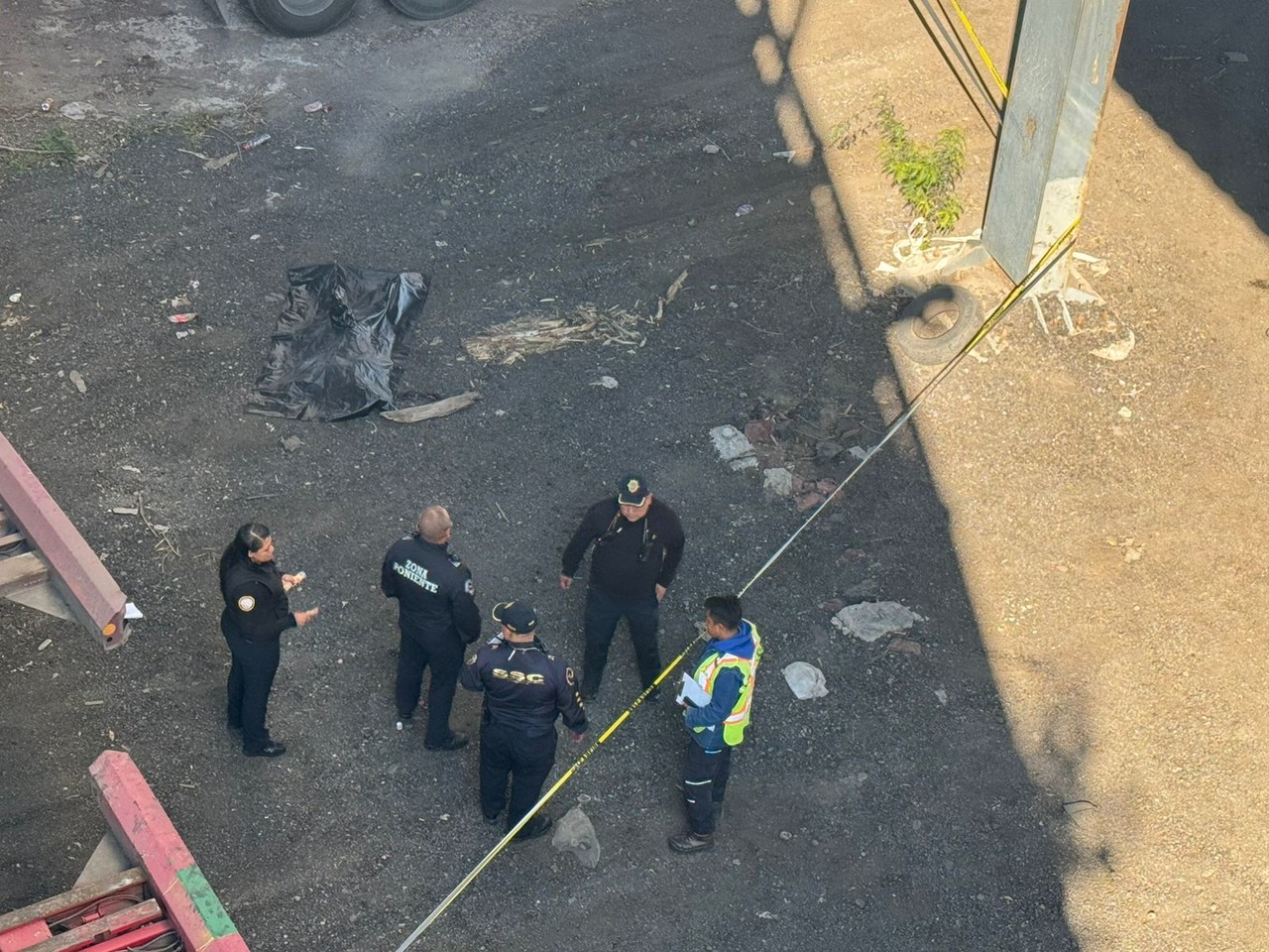 Un hombre cayó desde un puente vehicular en una estación de tren suburbano. Foto: Ramón Ramírez