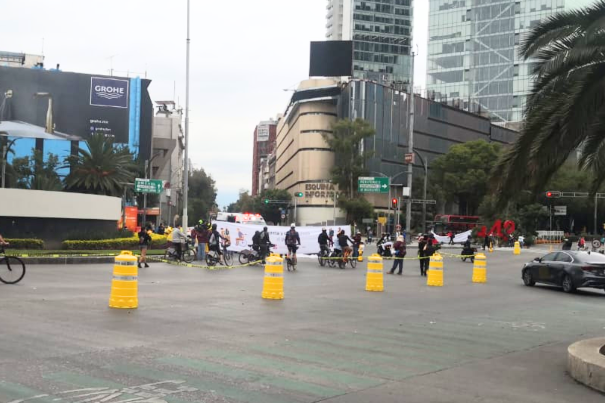 Hombre muerto en Paseo de la Reforma. Foto: @tavojeda5