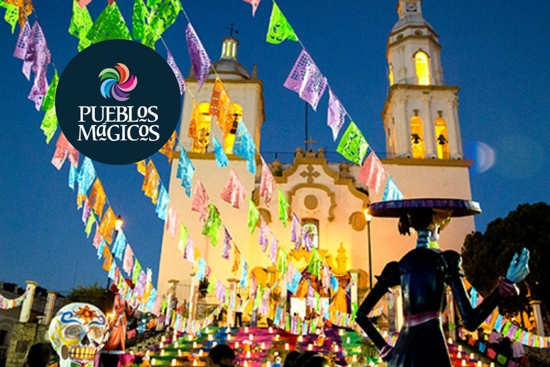 El Pueblo Mágico de Santiago presenta su 'Altar de los Nuestros' en las escalinatas de la Parroquia de Santiago Apóstol. Foto: Canva - Santiago.