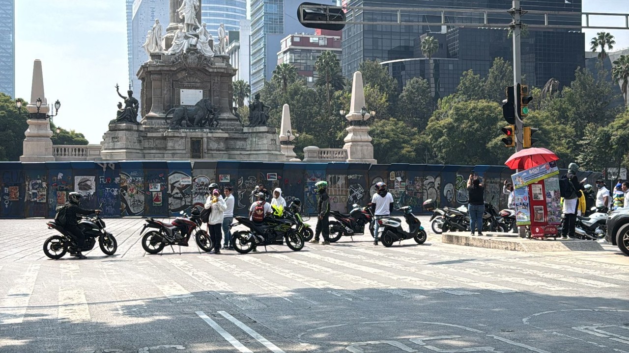 Repartidores en moto bloquean Reforma.    Foto: Ramón Ramírez