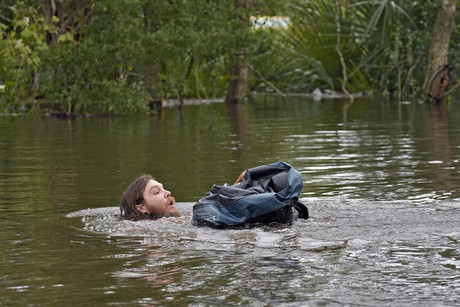 Habitantes de Florida 'nadan' en calles para llegar a casas tras paso de Milton