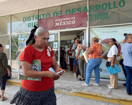 Así arrancó en Matamoros la Pensión para Mujeres; largas filas bajo el sol