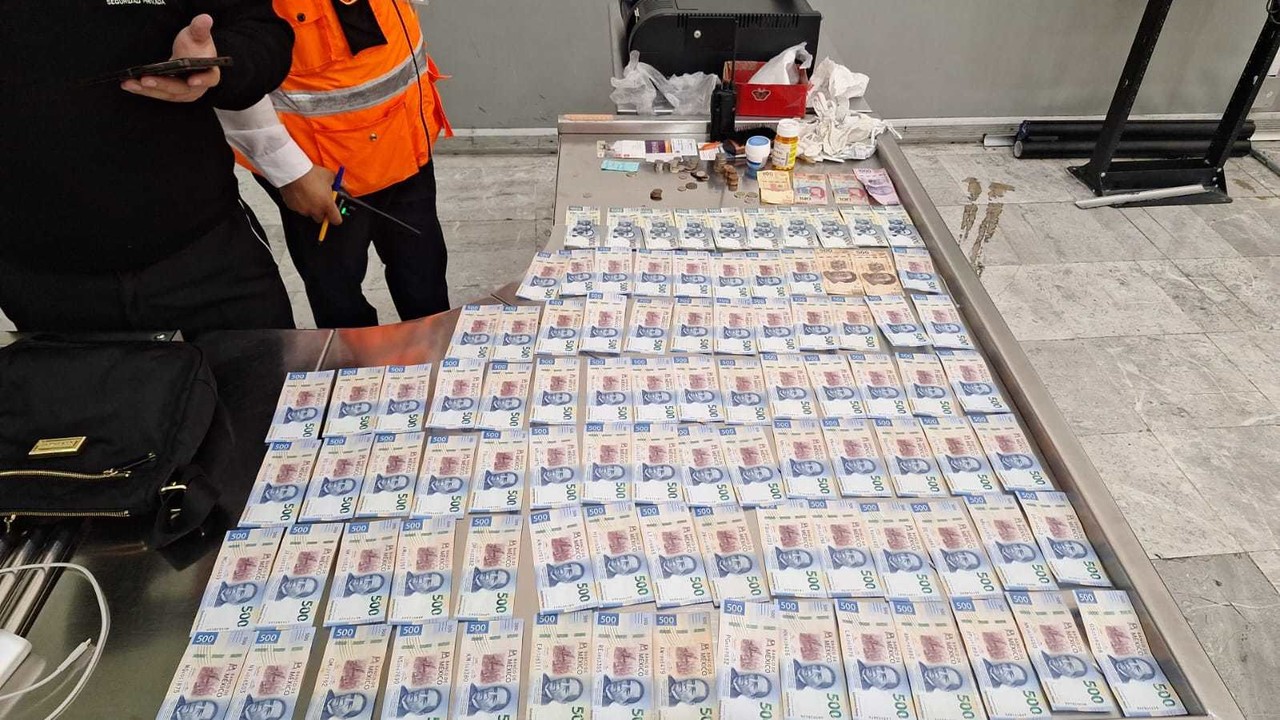 El dinero que le regresaron a la pasajera que lo olvidó en su bolsa. Foto: @AICM_mx