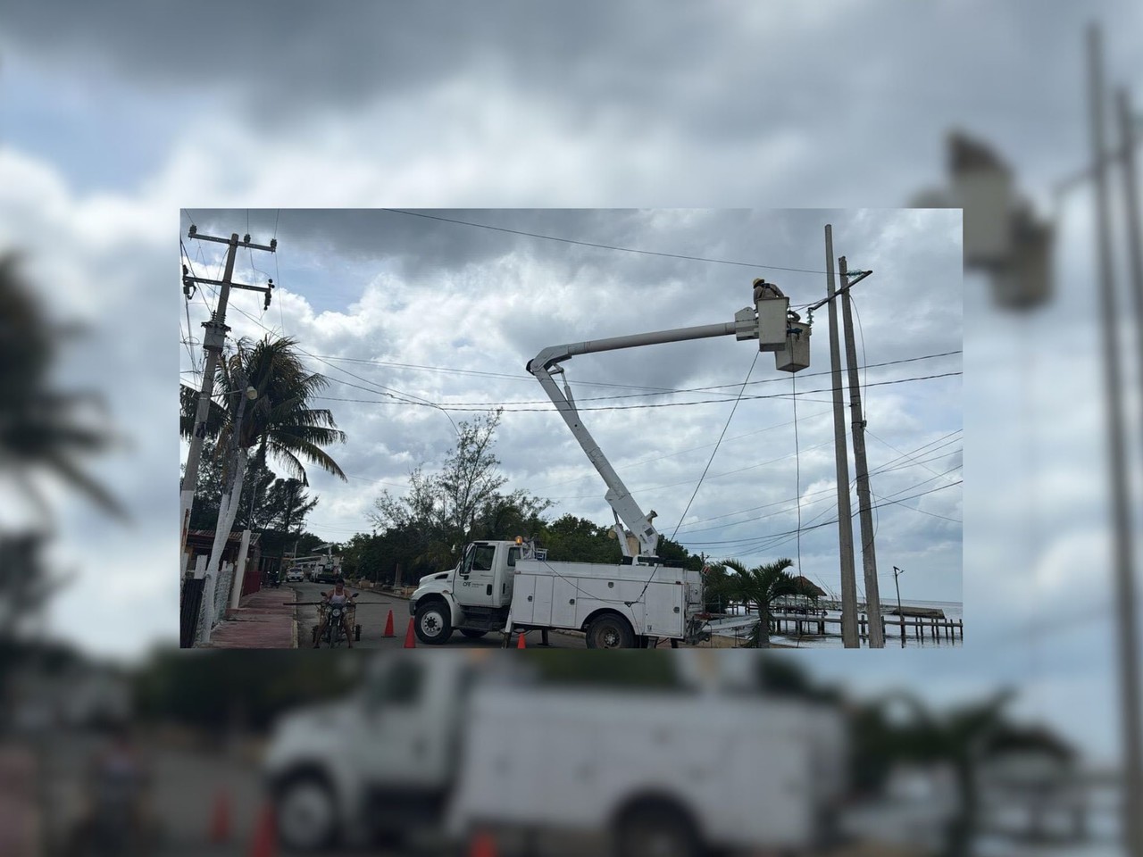 Cuadrillas de trabajadores de la CFE lograron recuperar parte del suministro eléctrico que fue afectado en la región por el paso del huracán “Milton”.- Foto cortesía