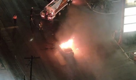 Afectación vial: Fuego consume automóvil al sur de Monterrey