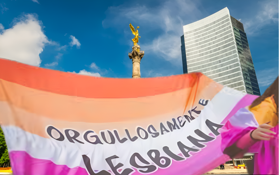 Ángel de la Independencia con bandera la comunidad lésbica.    Foto: Especial