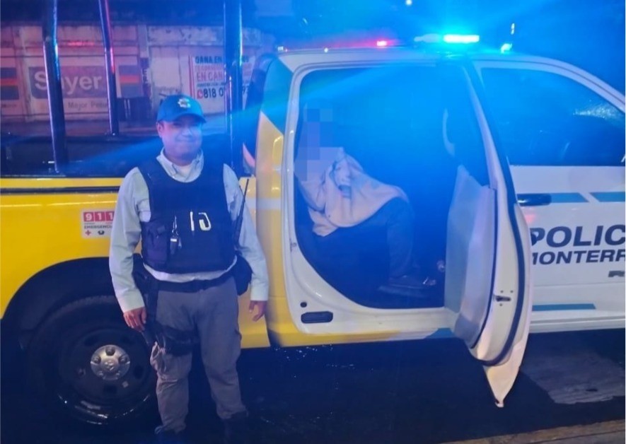 Policía con el menor subido en la patrulla. Foto: Policía de Monterrey.