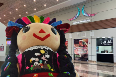 PILARES llega al AIFA con la exhibición de la Muñeca Lelë Amigurumi Monumental