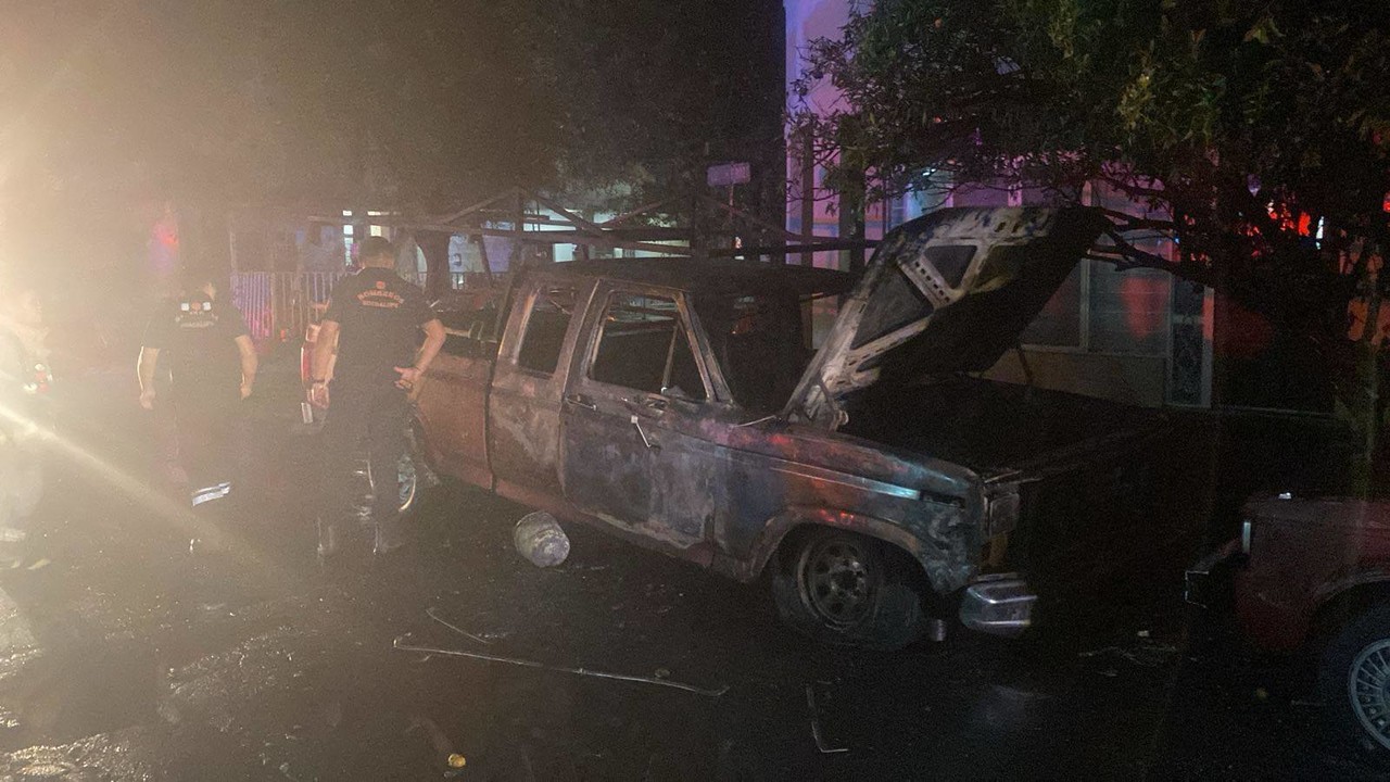 Elementos de Protección Civil de Guadalupe atendiendo el siniestro del auto. Foto: Protección Civil de Nuevo León.